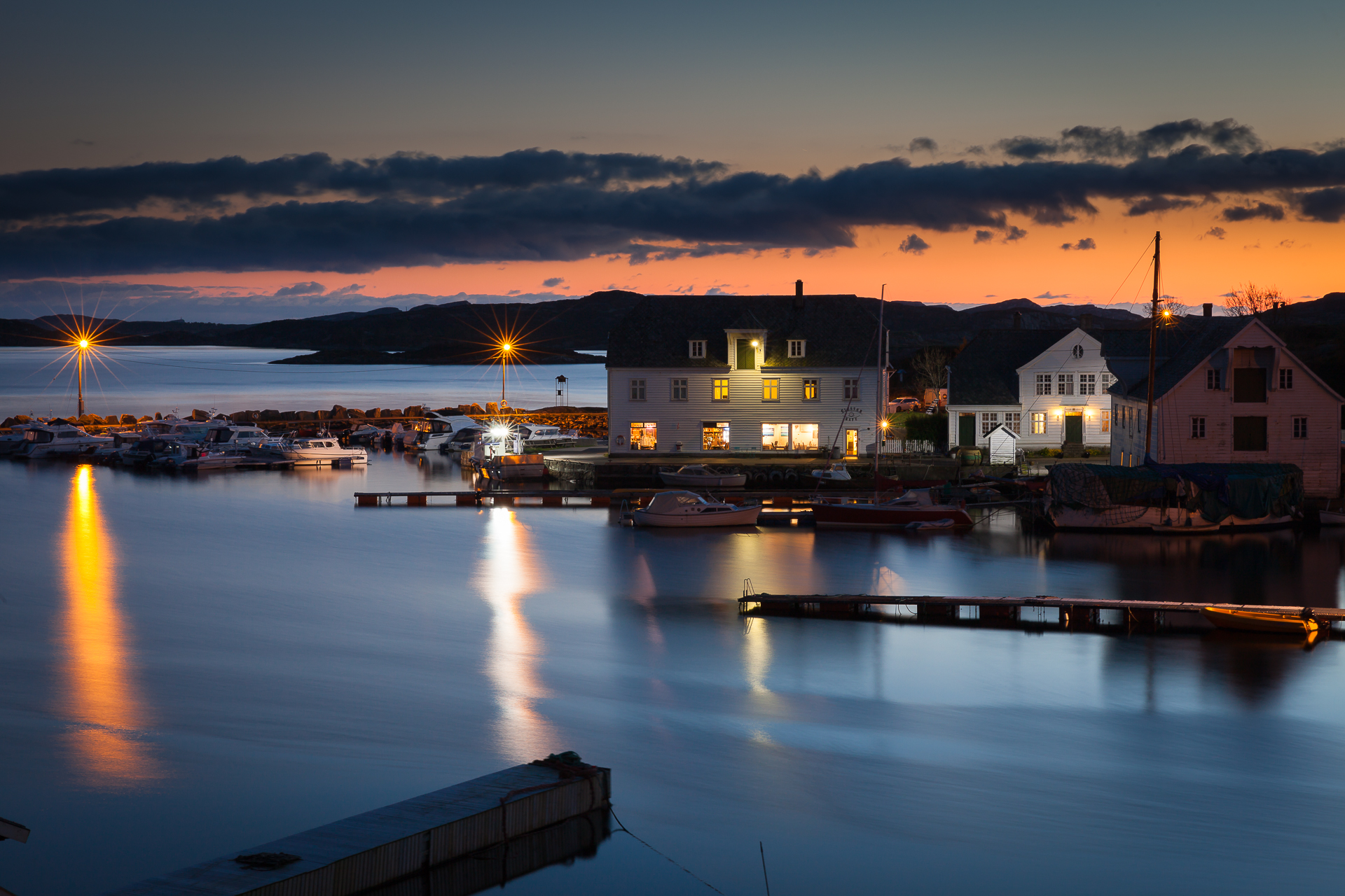 Havnen og det gamle handelsstedet Glesvær på Sotra i solnedgang